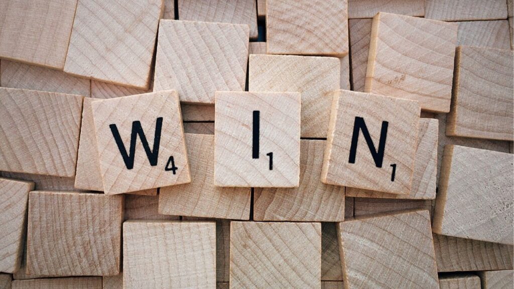 「WIN」と書かれた積み木の写真